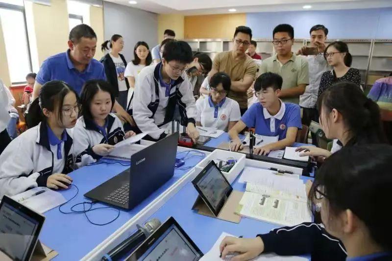 AI聊天软件内容站垂直生态构建策略,四大维度规划